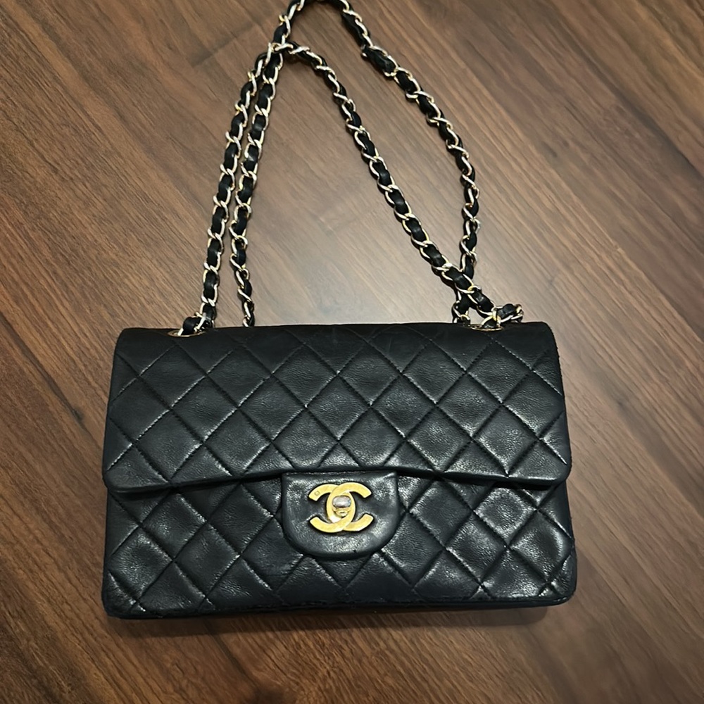 Chanel Shoulder Bag
Black Lambskin
Authenticity Card + Original Dust Bag